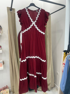 Vestido burdeos con volantes y detalles en zigzag blanco