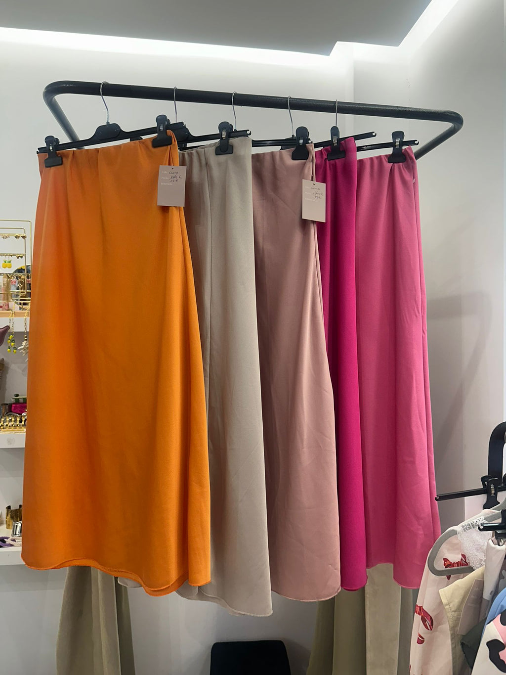 Falda Satinada Midi - Colores Vibrantes