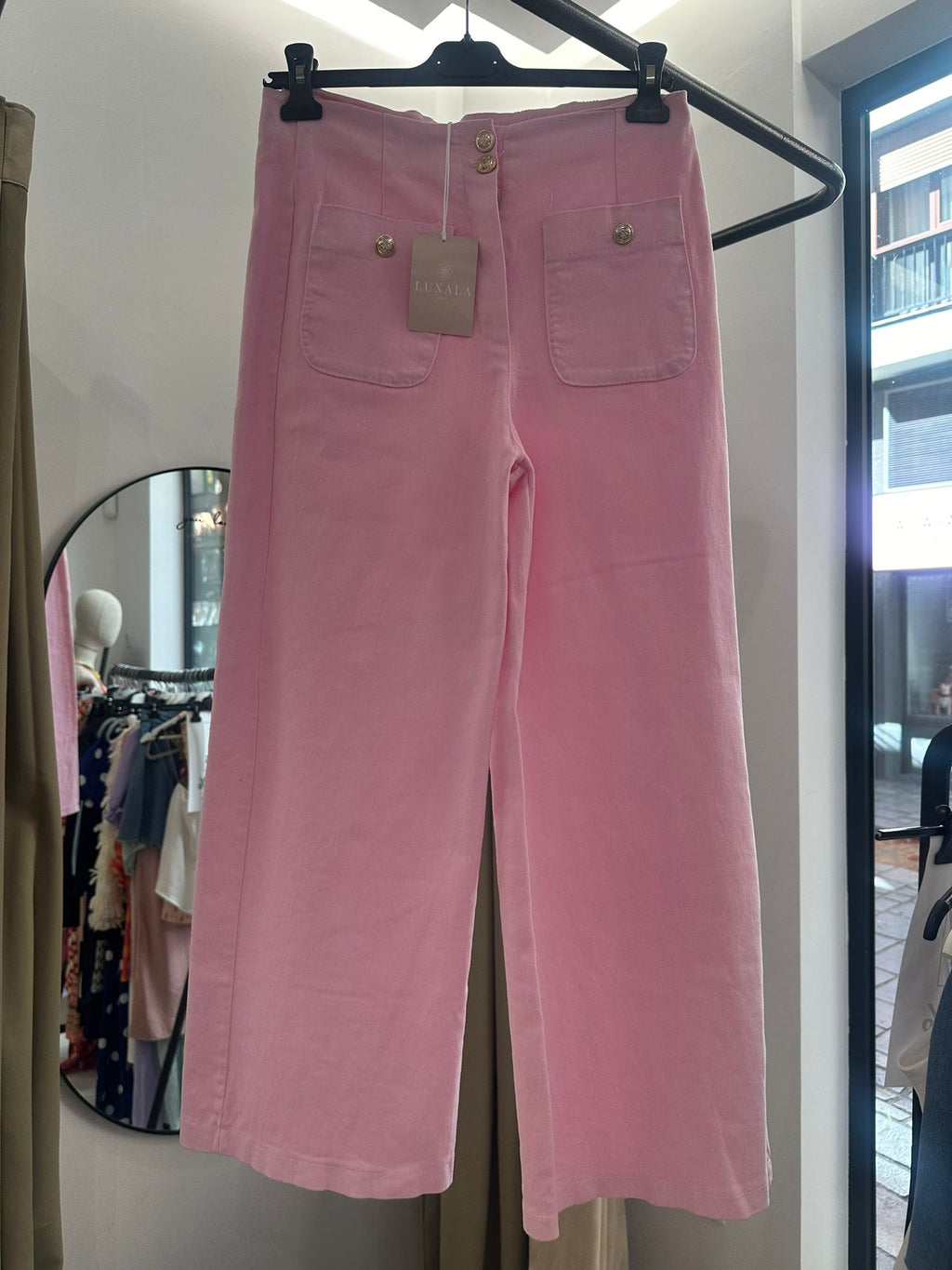 Pantalón rosa de tiro alto con botones dorados – Talla M | Chic y femenino