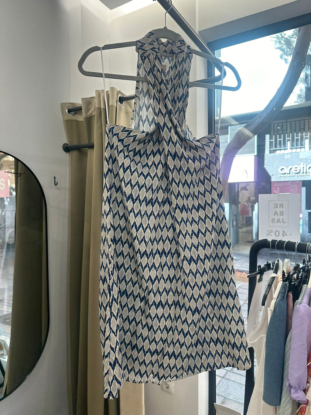 Vestido estampado cuello halter azul y blanco – Talla única | Estilo boho chic