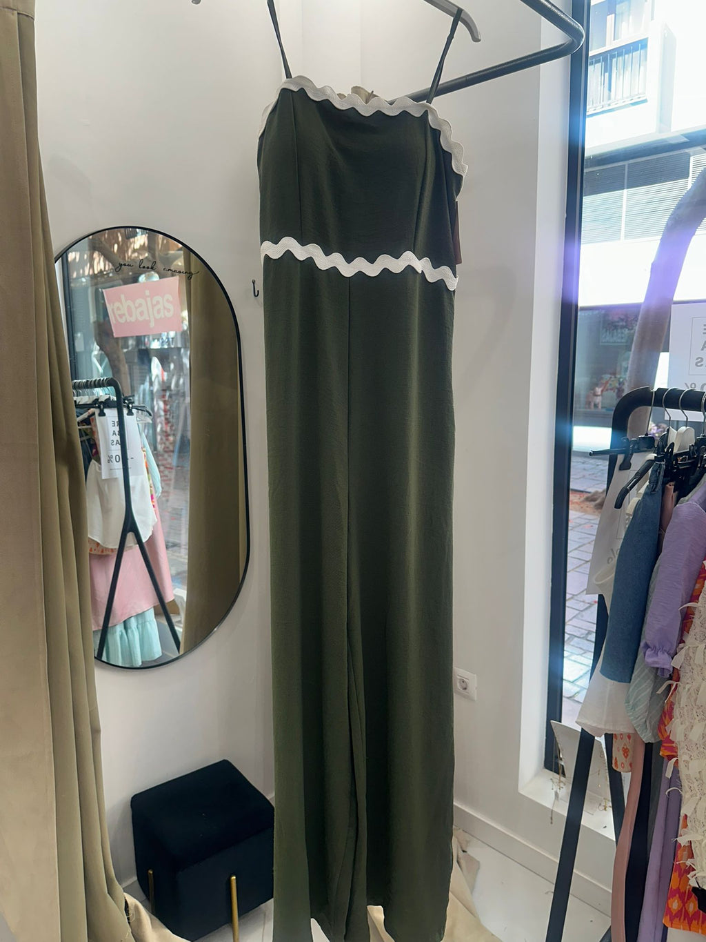 Mono largo verde con detalle de ondas blancas – Fresco, cómodo y con estilo