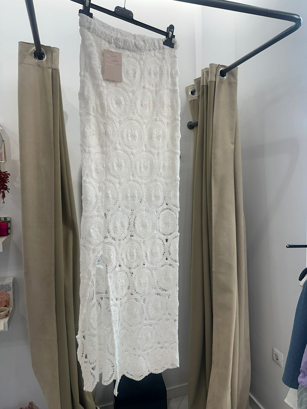Falda larga de encaje blanco – Estilo boho chic para verano