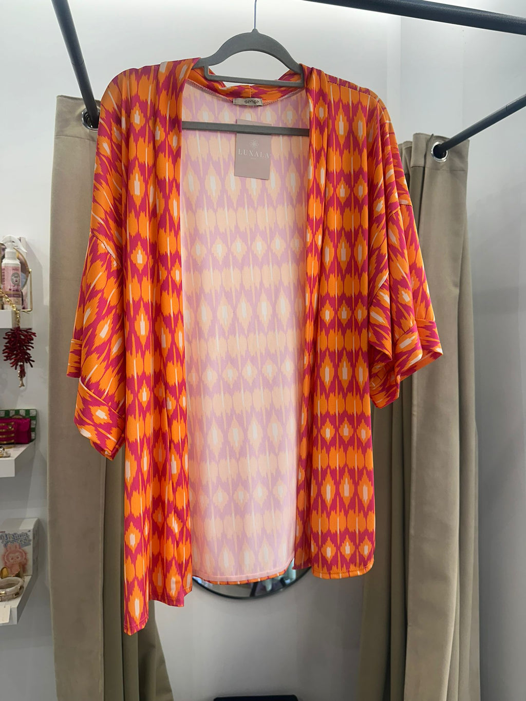 Kimono estampado étnico en tonos naranjas y rosas – Talla única fluida