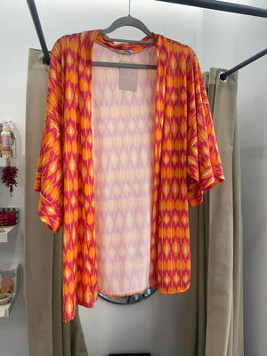 Kimono estampado étnico en tonos naranjas y rosas – Talla única fluida