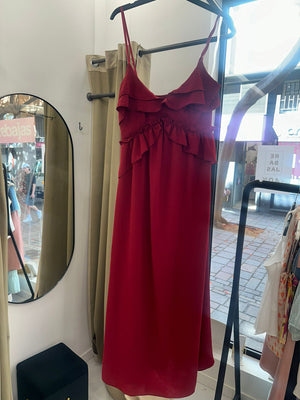 Vestido midi rojo con volantes – escote romántico y tirantes finos