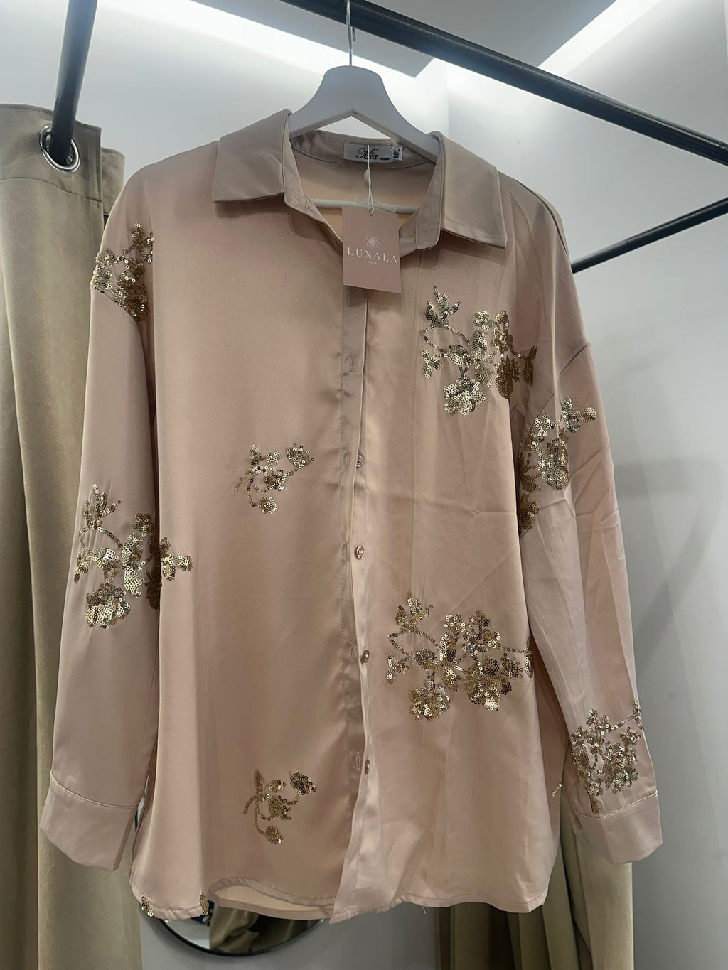 Camisa satinada champagne con bordados dorados – Talla M/L