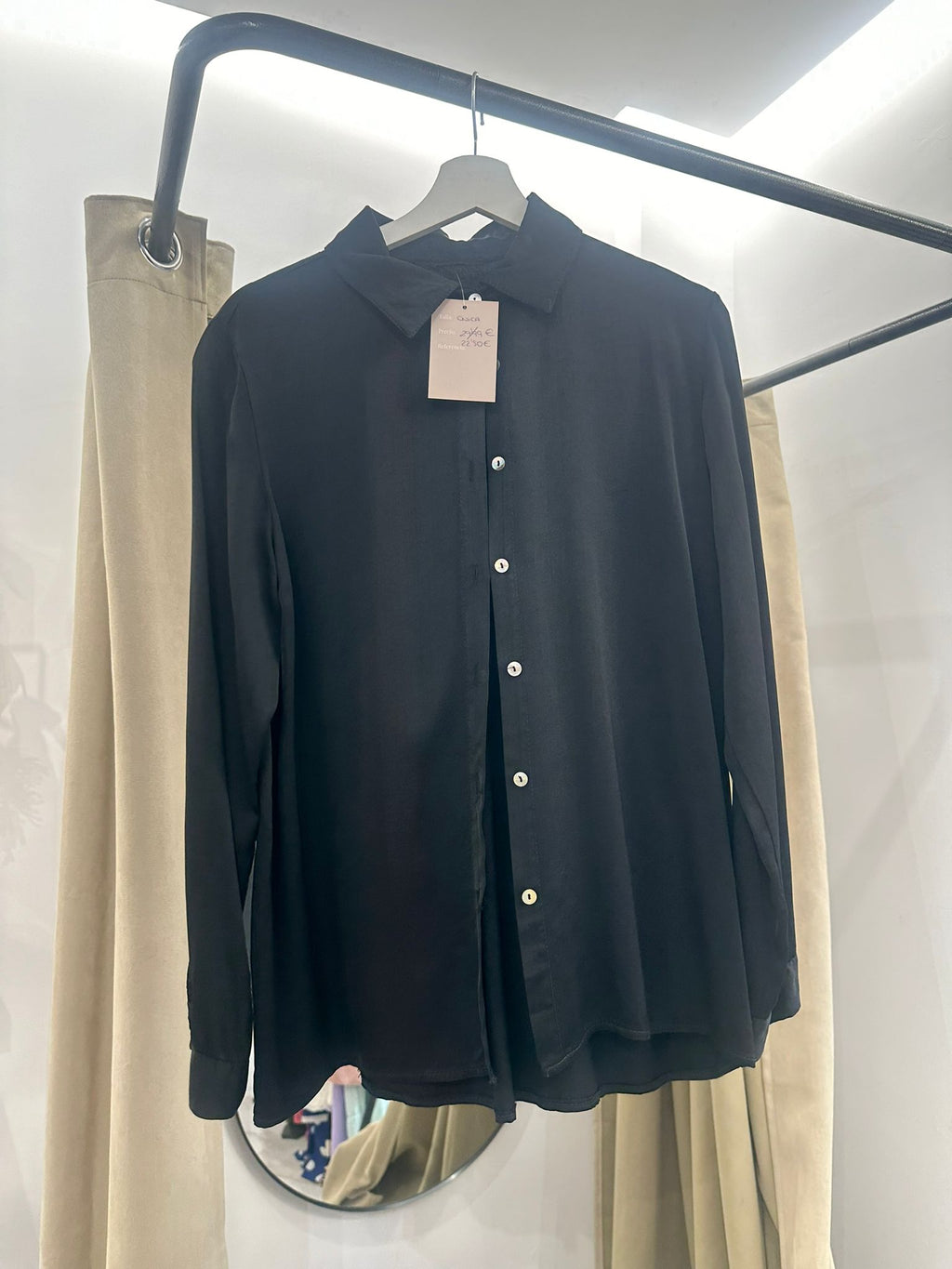 Camisa negra fluida básica – Elegancia atemporal