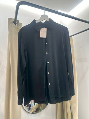 Camisa negra fluida básica – Elegancia atemporal