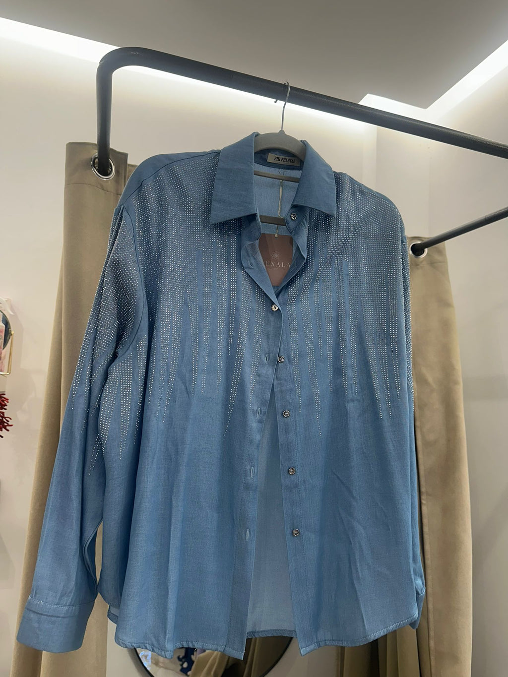 Camisa denim azul con pedrería – Brillo chic casual