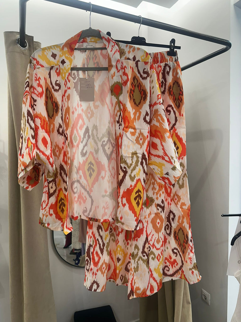 Conjunto estampado boho en tonos cálidos – Kimono + pantalón fluido
