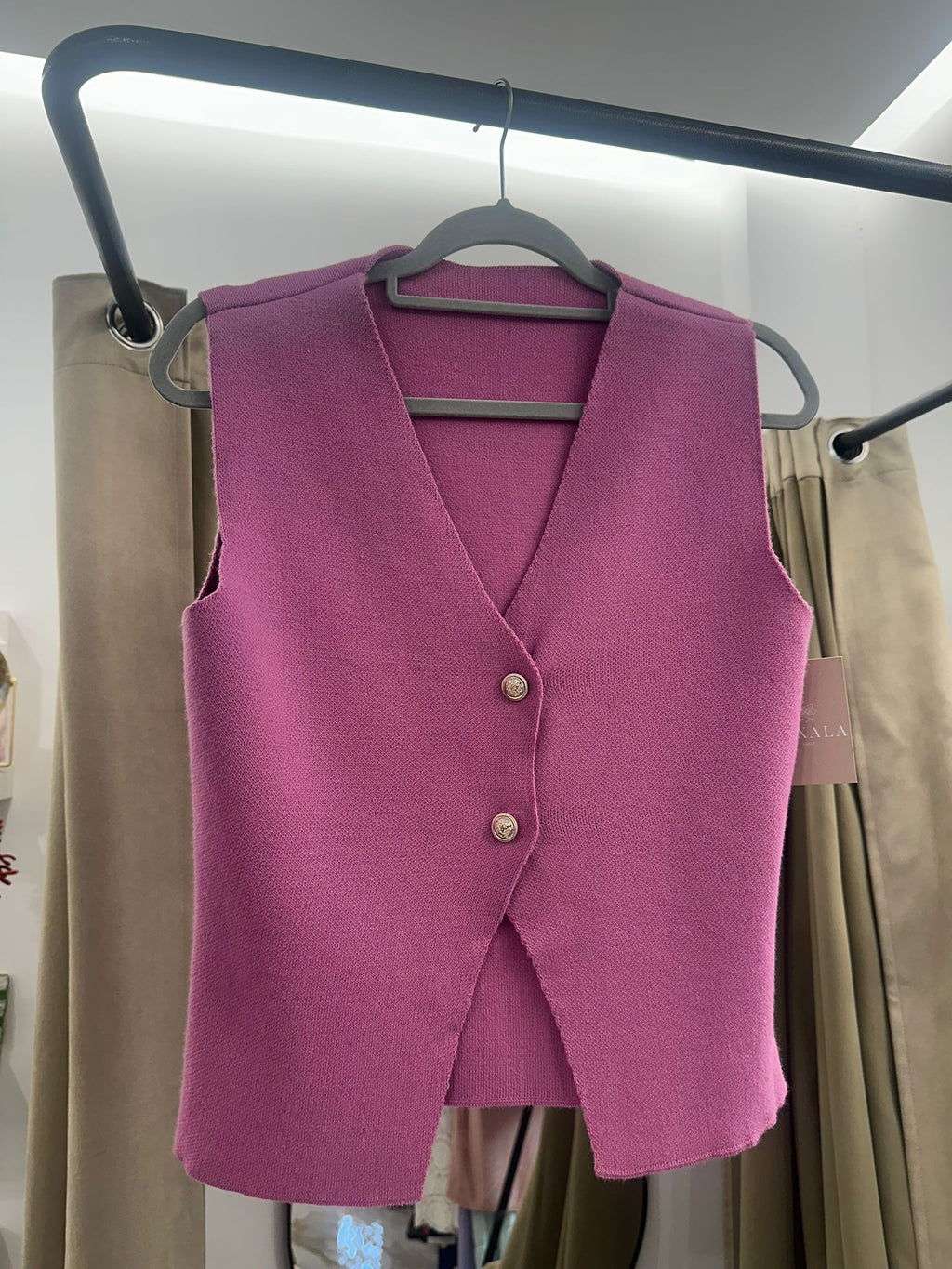 Chaleco de punto rosa fucsia con botones dorados – Estilo chic y versátil