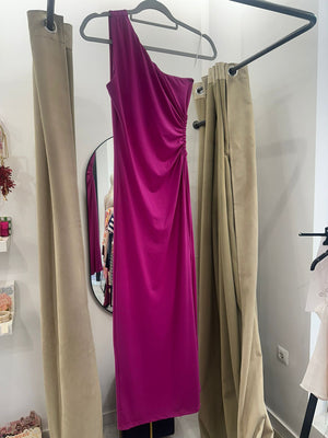 Vestido fucsia asimétrico con frunces y abertura lateral – Elegancia y color | Talla única