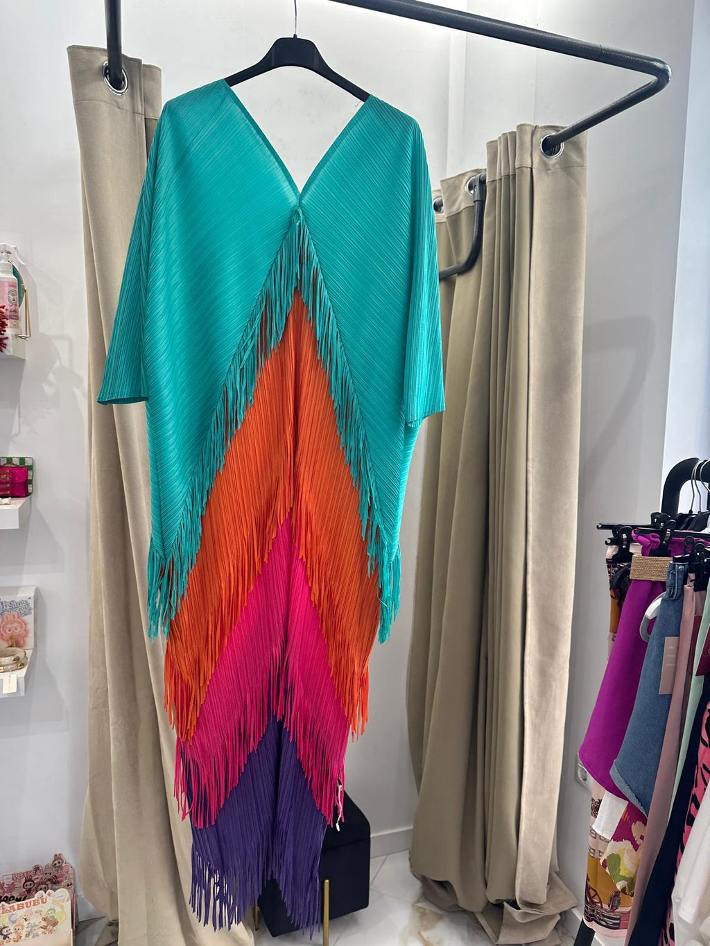 Vestido Largo Multicolor con Flecos en Picos – Edición Limitada Luxala