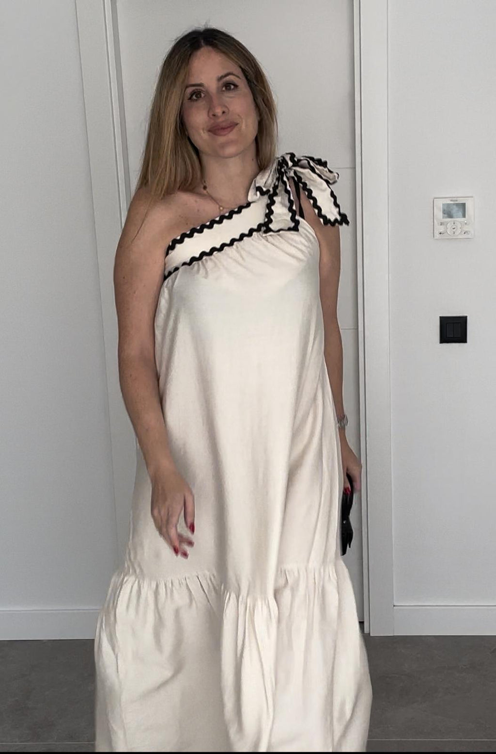 Vestido Asimétrico con Lazo y Ribete en Contraste – Disponible en Crudo y Negro