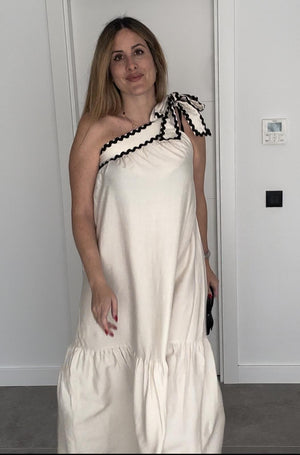 Vestido Asimétrico con Lazo y Ribete en Contraste – Disponible en Crudo y Negro