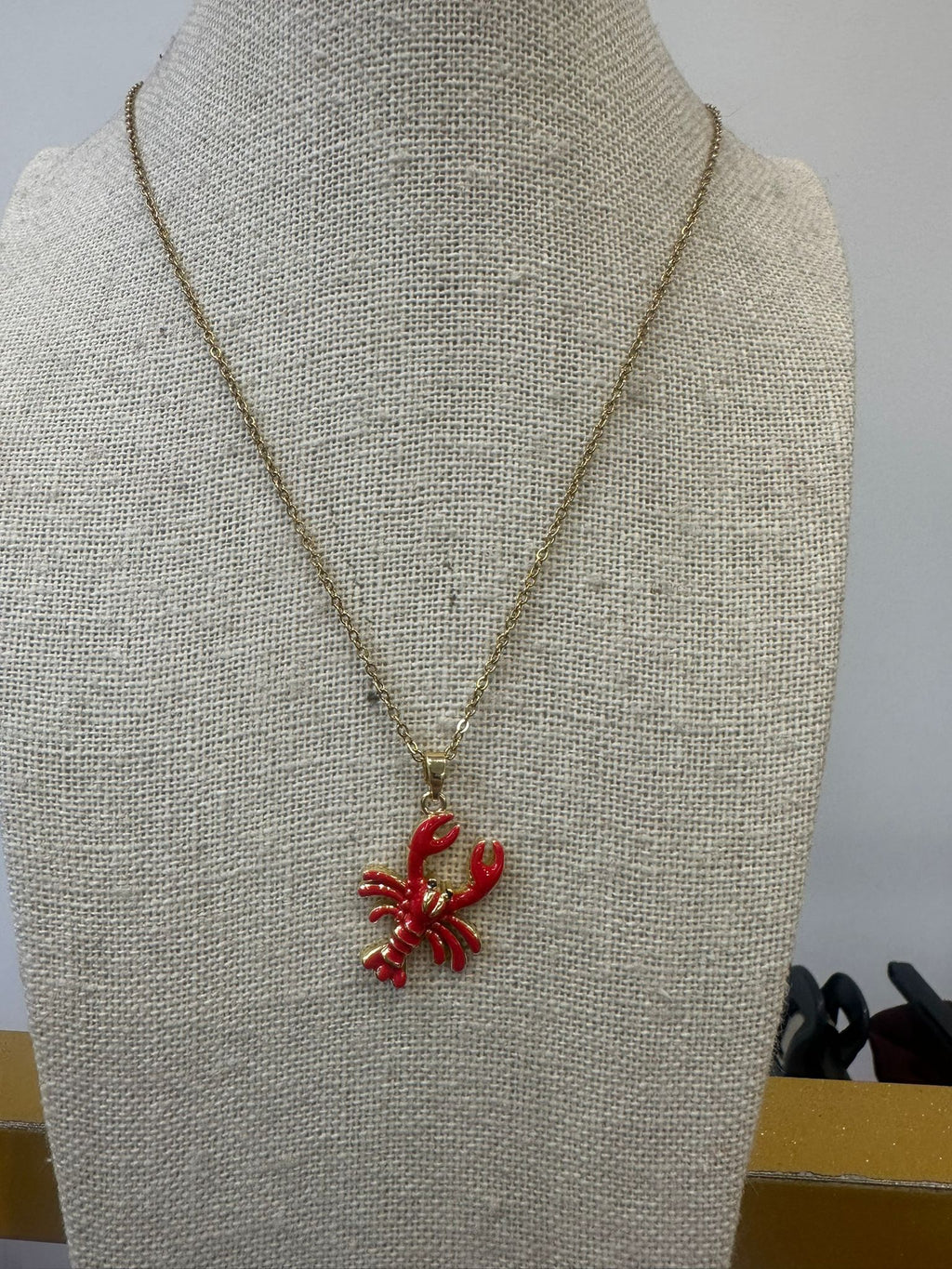 Collar dorado con colgante de langosta roja – acero y cobre 🦞✨