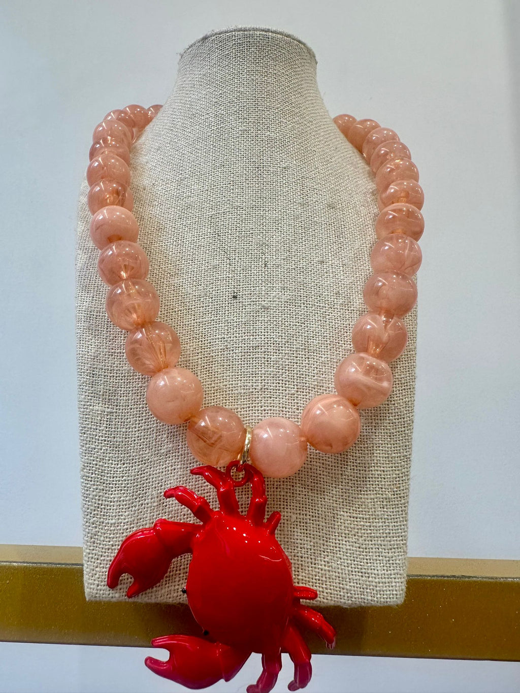 Collar de cuentas grandes con colgante de cangrejo rojo 🦀
