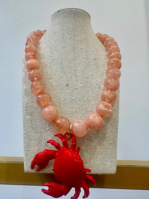 Collar de cuentas grandes con colgante de cangrejo rojo 🦀
