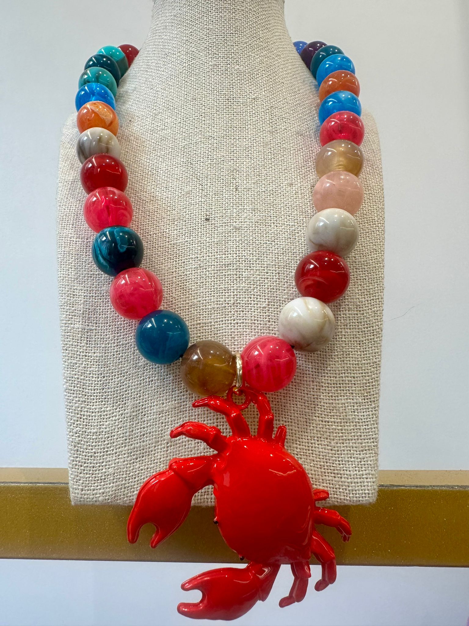 Collar de cuentas grandes con colgante de cangrejo rojo 🦀