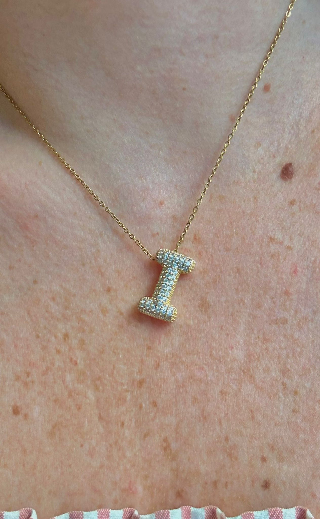 Collar Bubble Inicial – acero y cobre bañado en dorado ✨