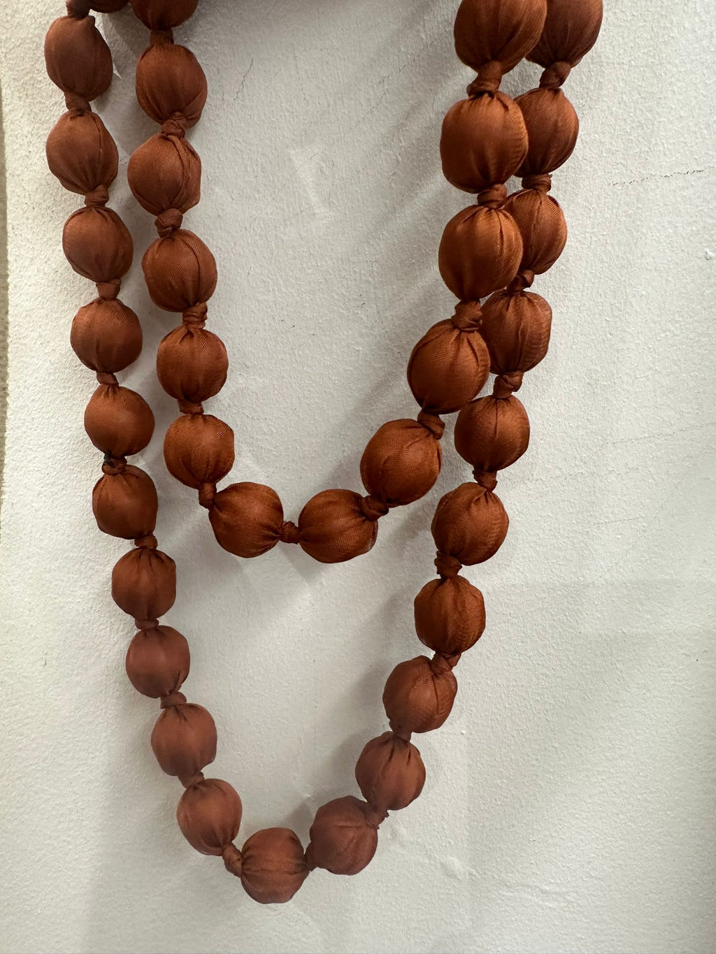 Collar de bolas de tela hecho a mano | Accesorio boho chic en varios colores