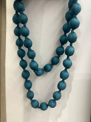 Collar de bolas de tela hecho a mano | Accesorio boho chic en varios colores