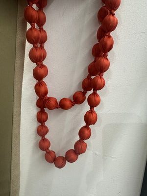 Collar de bolas de tela hecho a mano | Accesorio boho chic en varios colores