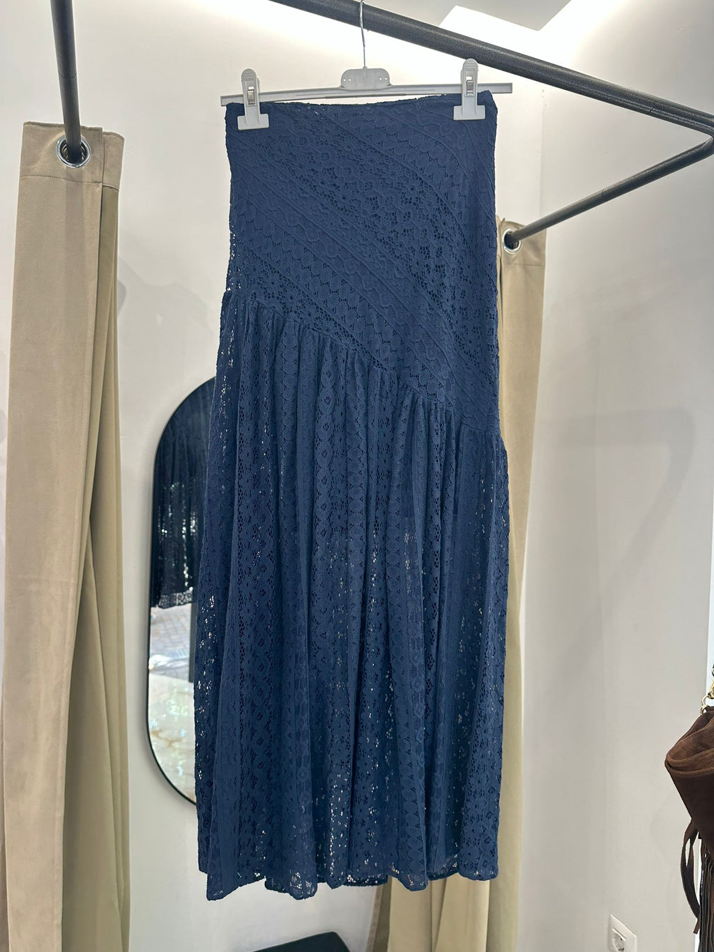 Falda midi azul marino de encaje | Estilo romántico y elegante
