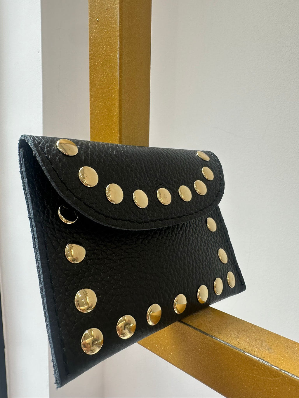 Monedero de piel negra con tachuelas doradas | Estilo rock chic