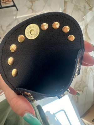 Monedero de piel negra con tachuelas doradas | Estilo rock chic
