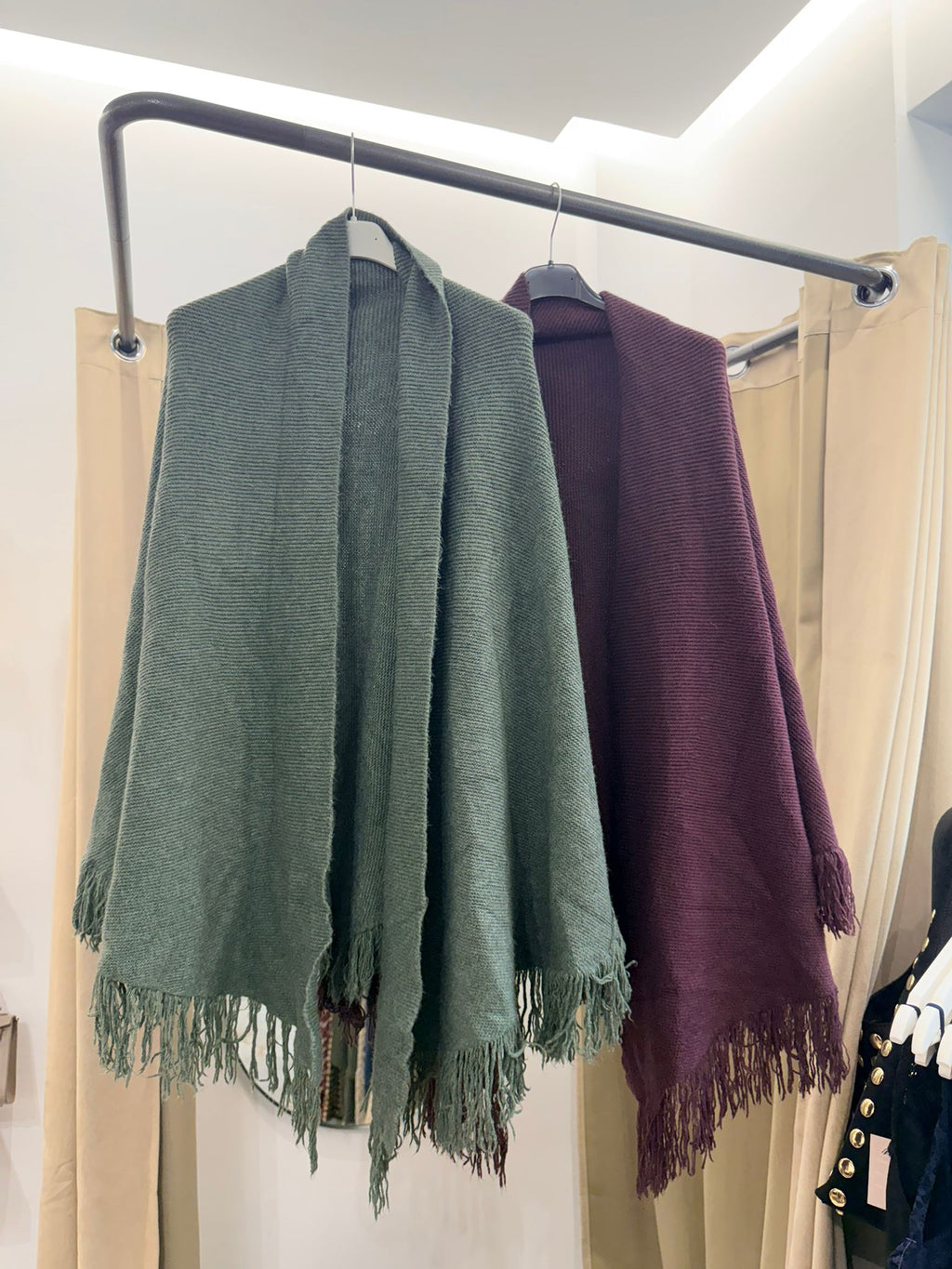 Capa de punto con flecos – Disponible en verde y burdeos