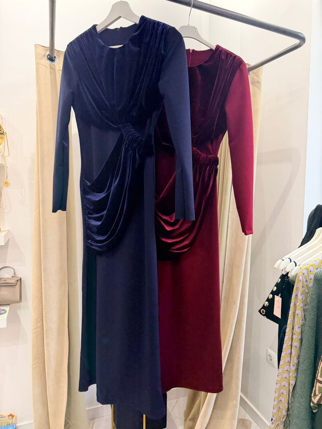 Vestido de terciopelo drapeado – Disponible en azul marino y burdeos