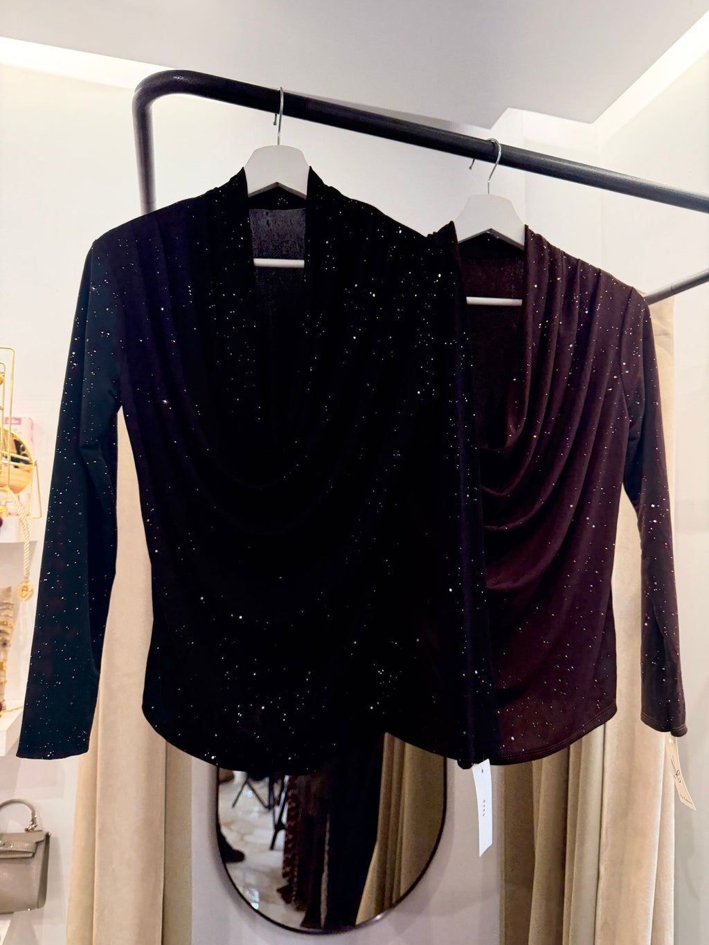 Top drapeado con brillo – Disponible en negro y marrón chocolate