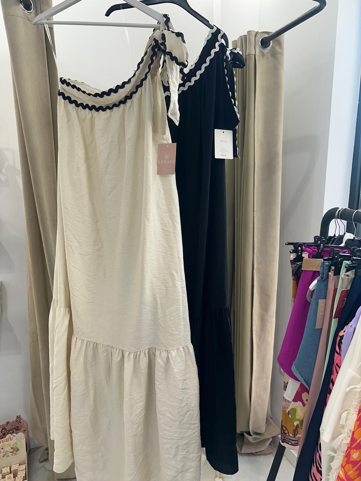 Vestido Asimétrico con Lazo y Ribete en Contraste – Disponible en Crudo y Negro