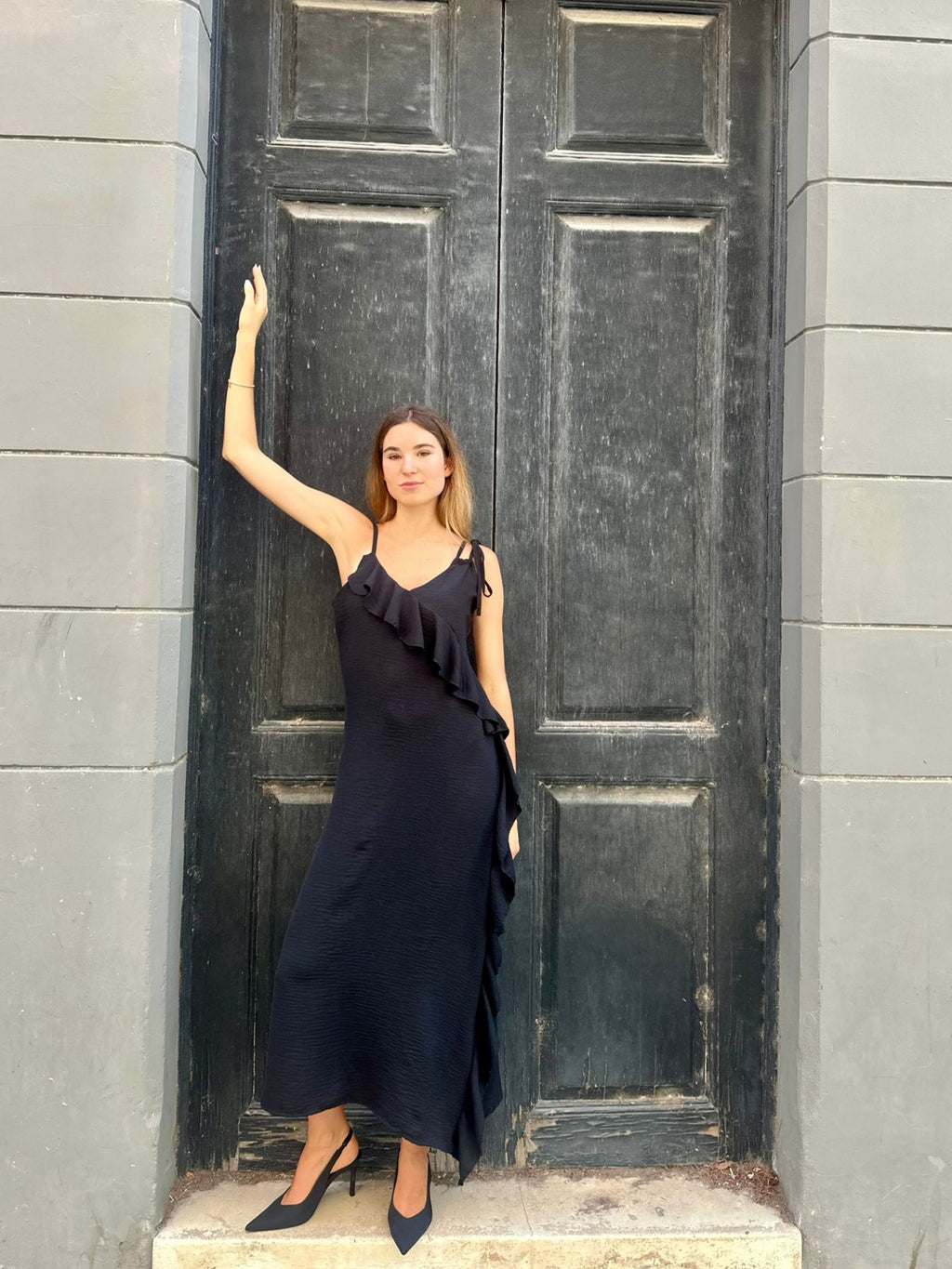 Vestido asimétrico con volante lateral – Talla Única (hasta M)