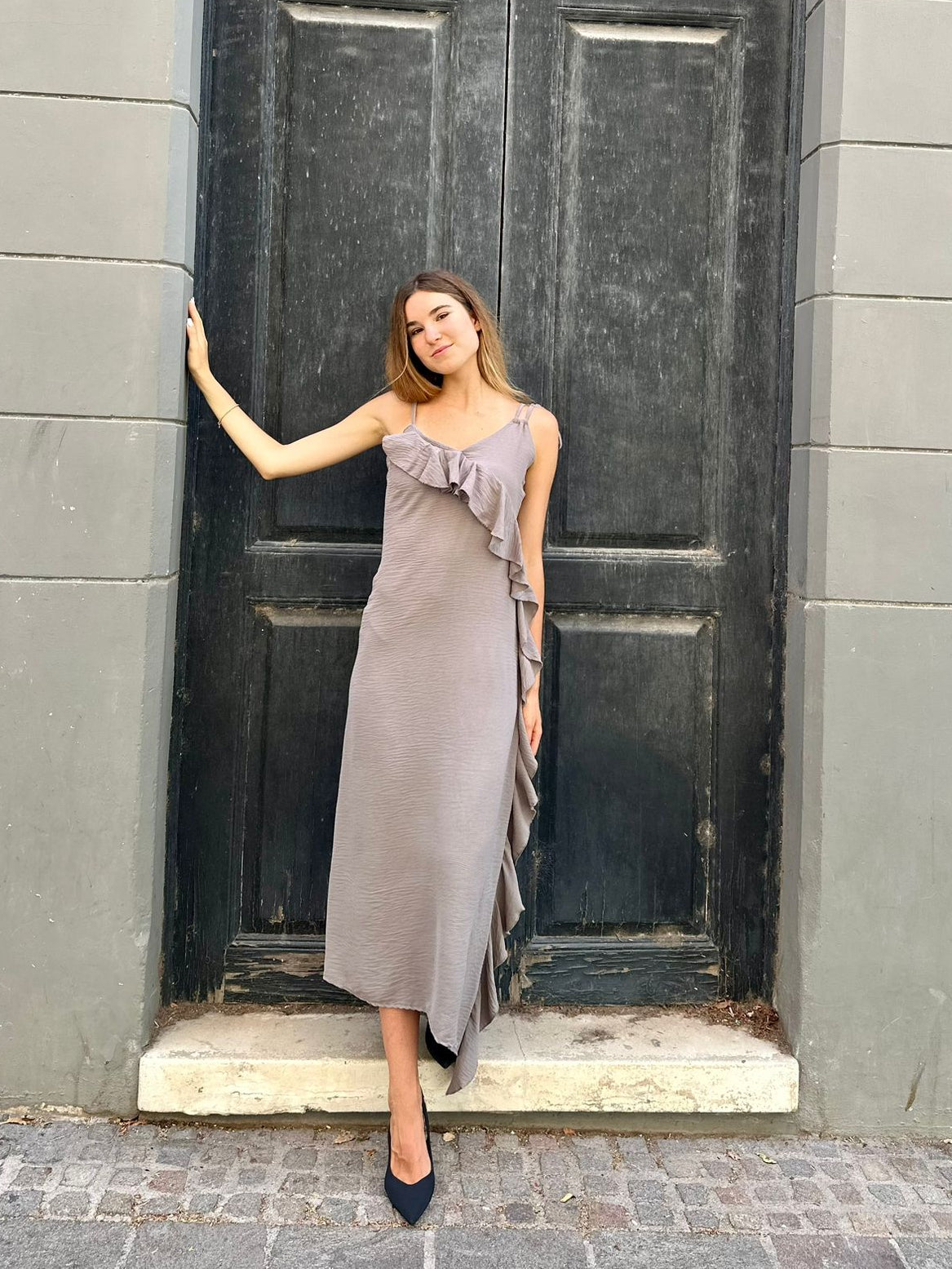 Vestido asimétrico con volante lateral – Talla Única (hasta M)