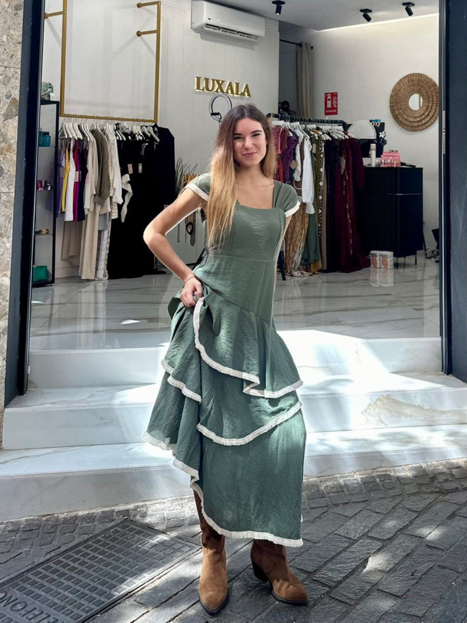 Vestido largo de tirantes anchos con volantes asimétricos