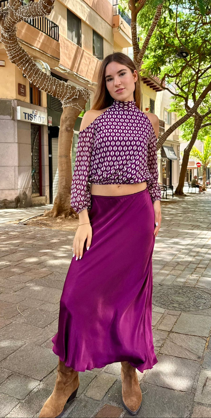 Top estampado geométrico con hombros descubiertos y cuello alto